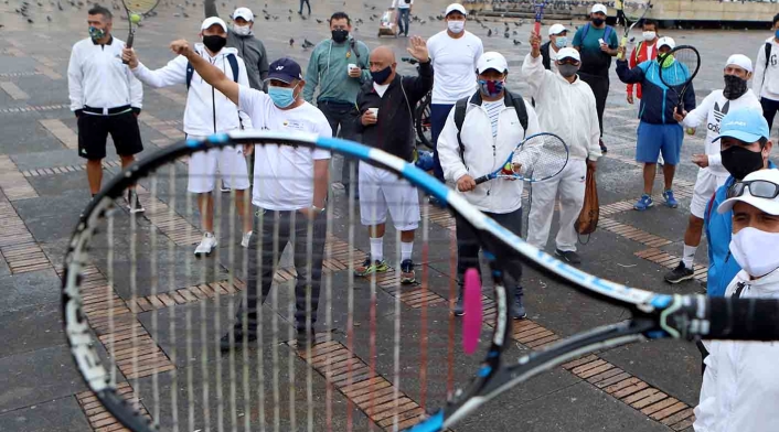 Entrenadores de tenis protestaron en la Plaza de Bolívar pidiendo que se reactive este deporte.