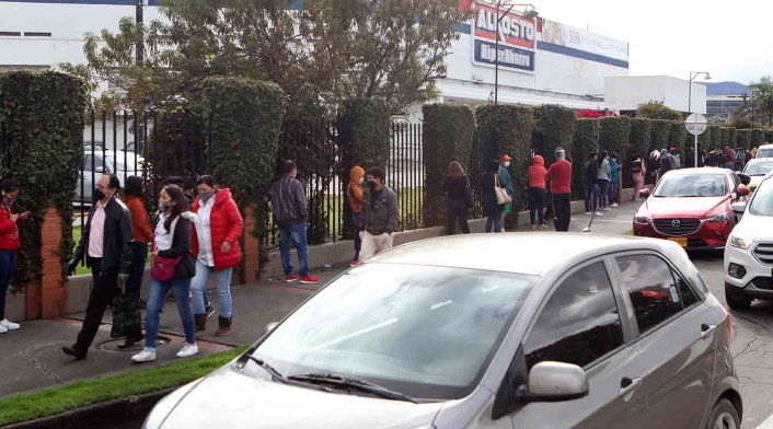 Día sin IVA: largas filas en establecimientos