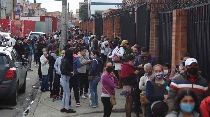 Día sin IVA: largas filas en establecimientos