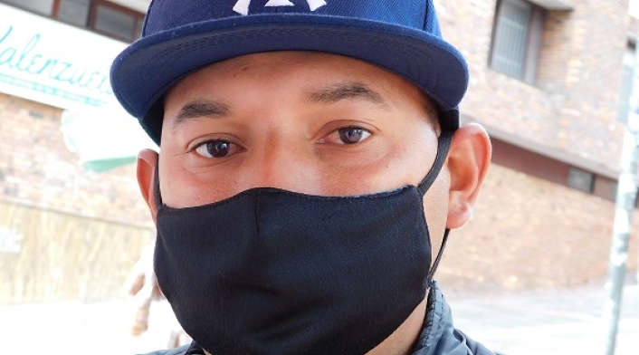 Jonathan, vendedor de accesorios para celular en las calles Bogotá.