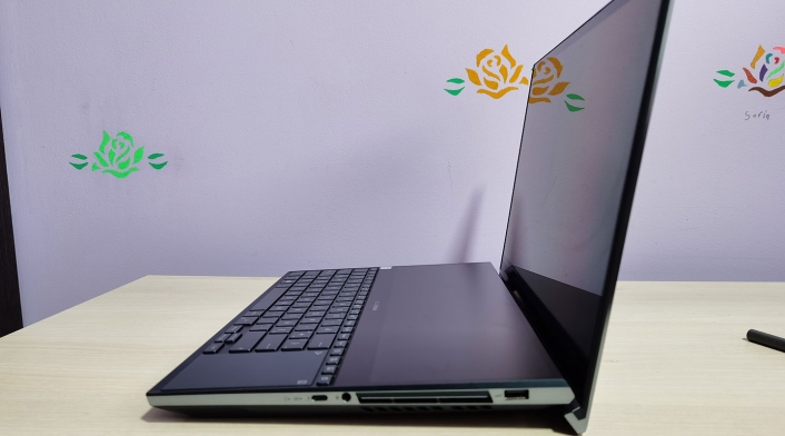 Lateral del Asus Zenbook Pro Duo