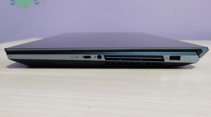 Lado lateral del Asus Zenbook Pro Duo
