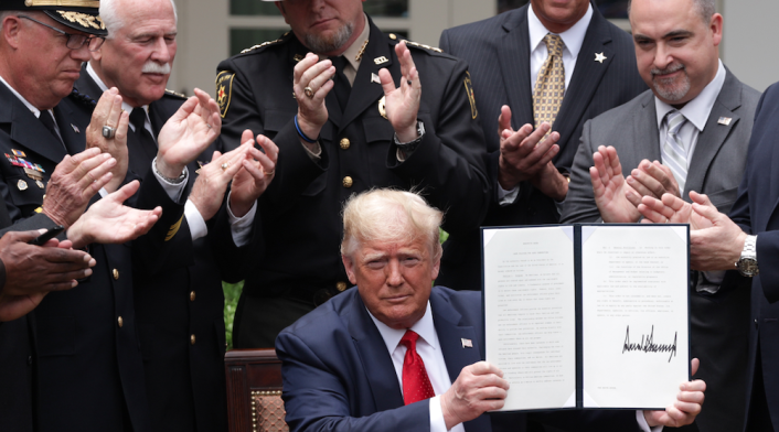 Donald Trump firma decreto para incentivar buenas prácticas en la policía