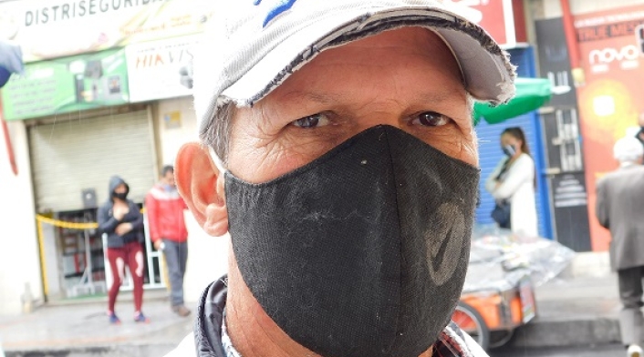 Víctor Castro, vendedor de frutas en las calles de Bogotá.
