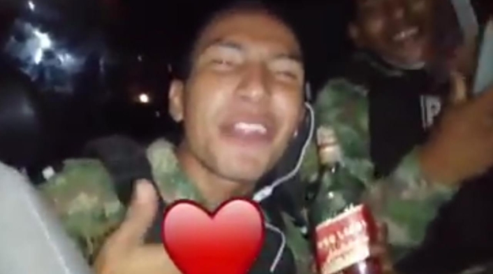 Los uniformados estaban con una botella de licor realizando el patrullaje.