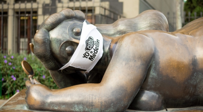 Esculturas de Botero con tapabocas.