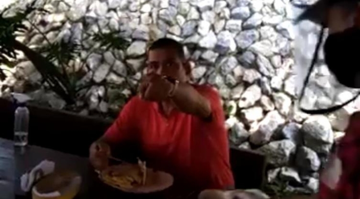 El funcionario fue denunciado a través de un video donde se encontraba en un restaurante.