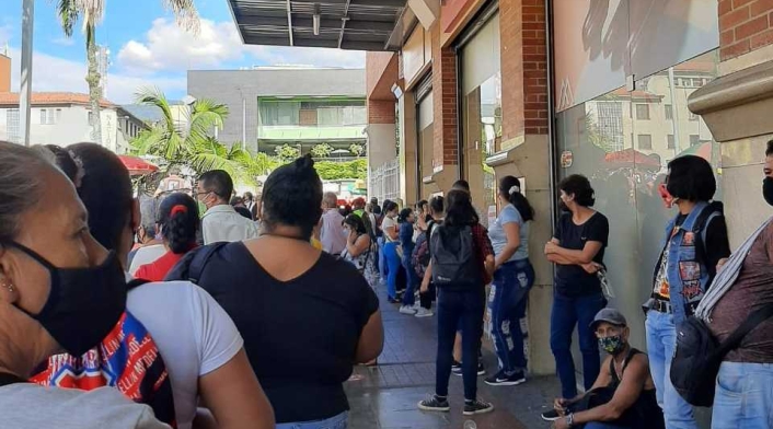 Aglomeraciones en el centro de Medellín durante el Día sin IVA.