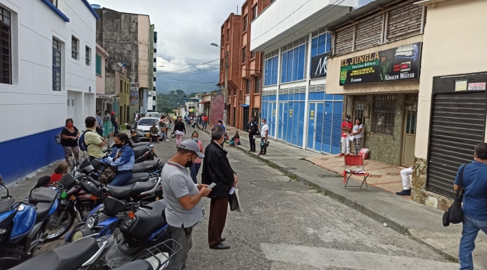 Las filas son largas y las personas tiene que esperar varias horas para reclamar los medicamentos