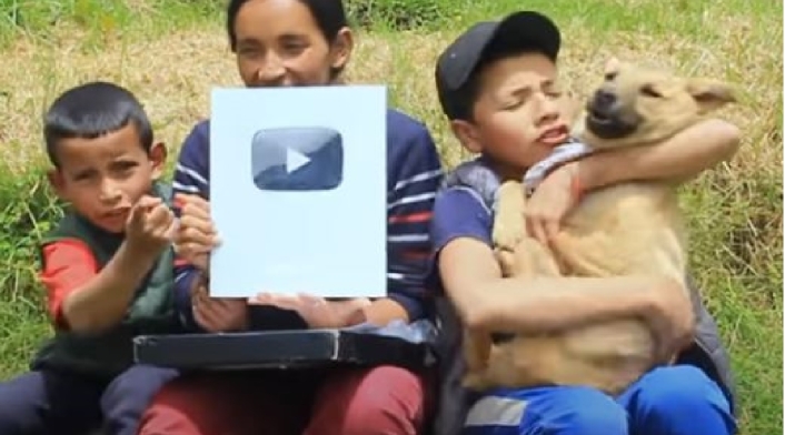 Youtubers campesinos ganan botón de reconocimiento