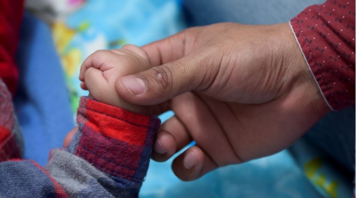 Protección de los niños por parte de sus padres y adultos mayores.