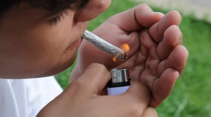 Ciudadano consume marihuana Ciudadano consume marihuana
