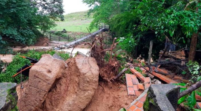 Varios ríos desbordados y un puente colapsado son algunas de las afectaciones