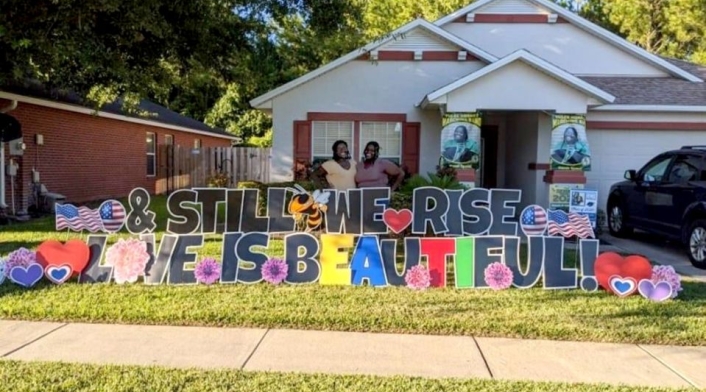 Familia celebra la graduación de sus hijas