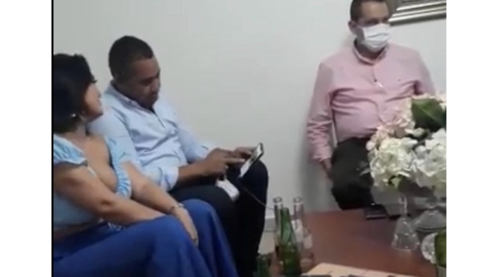 En las imágenes se observa al alcalde de Riohacha participando de una parranda.