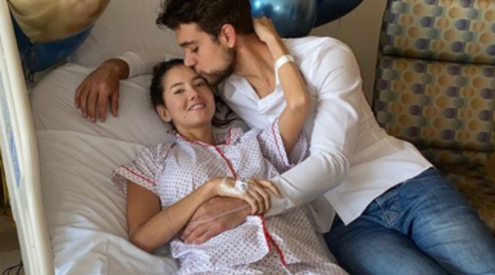 Daniella Álvarez y su novio