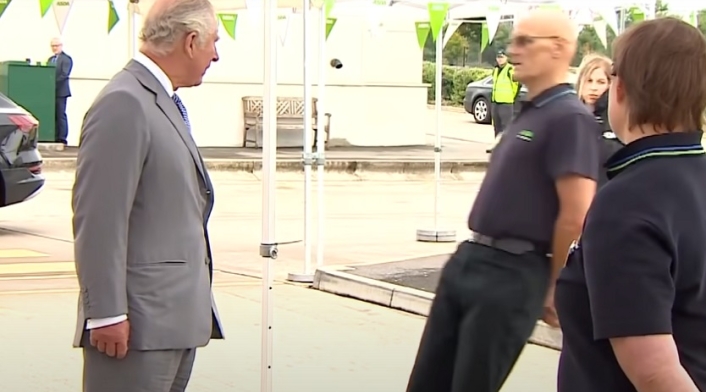 Hombre se desmaya frente al príncipe Carlos