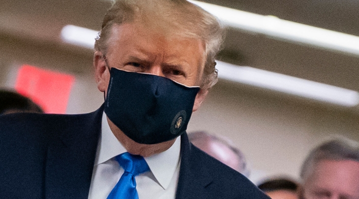 Donald Trump con tapabocas