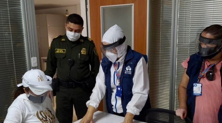La ex gobernadora buscó acompañamiento de la Defensoría del Pueblo para su entrega