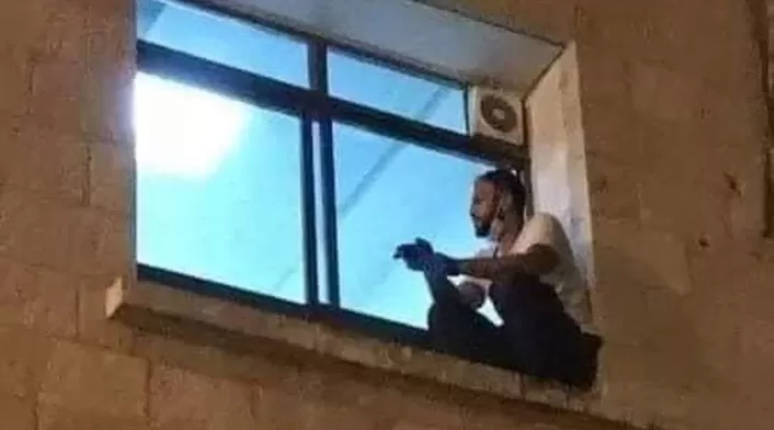 Hombre escaló hospital para ver a su mamá