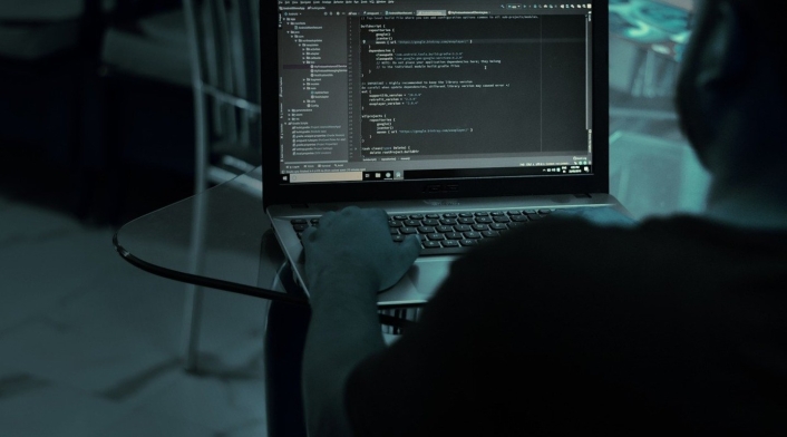 Ciberdelincuente atacando sistemas informáticos Hacker atacando sistemas informáticos