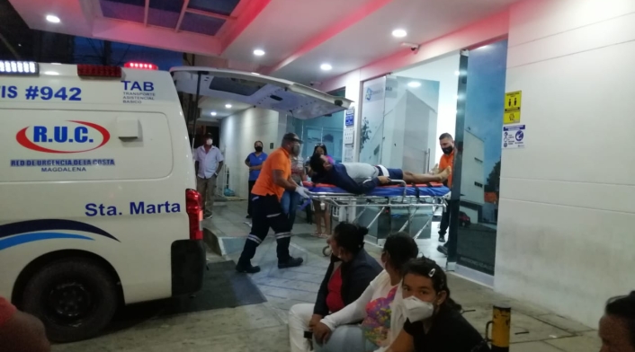 Las familias esperan reportes positivos de sus parientes a las afuera de los centros asistenciales