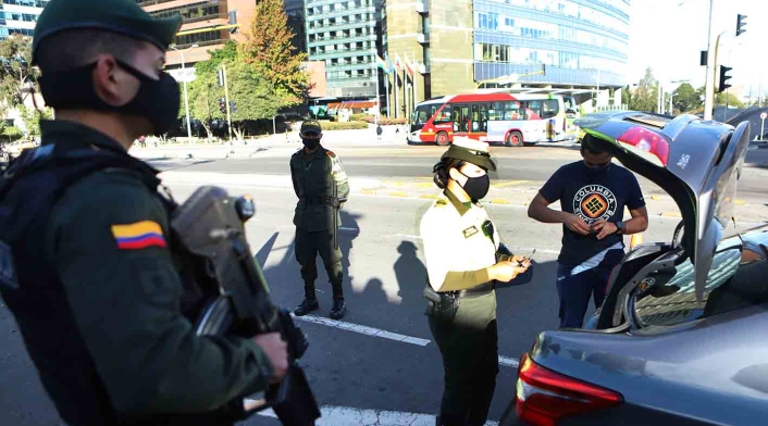 La Policía está requisando carros y motos.