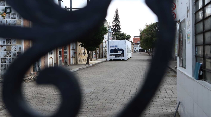 Contenedores para cadáveres en Bogotá / Cementerios de Bogotá en crisis por pandemia