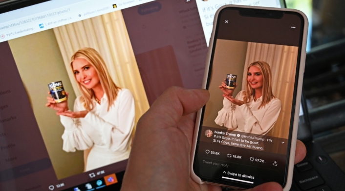 Ivanka Trump posa con una lata de frijoles negros Goya