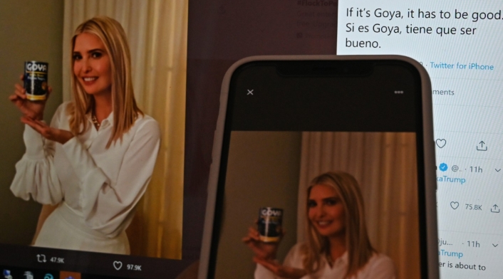 Ivanka Trump posando con lata de frijoles de Goya