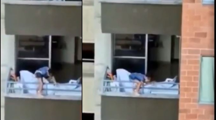 Niña peligrando al jugar en el balcón