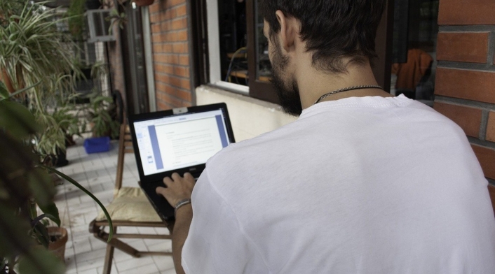 Estudiante en computador