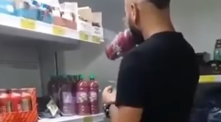Hombre prueba jugos y los deja en la tienda