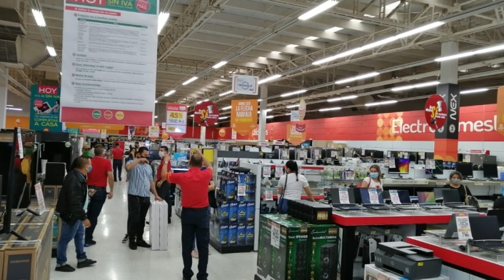 Centro comercial día sin IVA en Cúcuta.