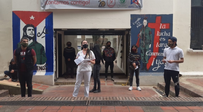 Estudiantes se encadenan en las sedes de la Universidad Nacional y Pedagógica para pedir matrícula Cero