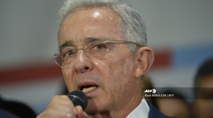 Álvaro Uribe Vélez Álvaro Uribe Vélez, expresidente de Colombia.