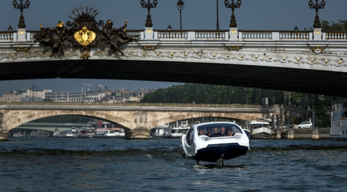 Taxis de SeaBubble que vuelan sobre el agua