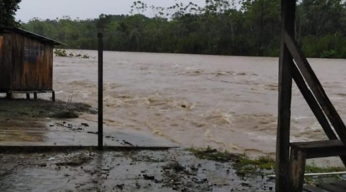 Las calles, viviendas y cultivos quedaron inundados.