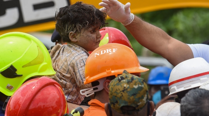 Niño sobrevivió a Derrumbe de edificio en la India