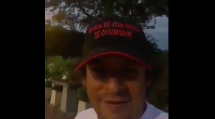 Senador Gabriel Velasco afirmando que los animales gritan arengas en favor de Álvaro Uribe.