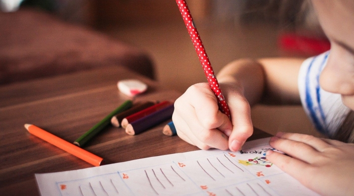 Niños estudiando