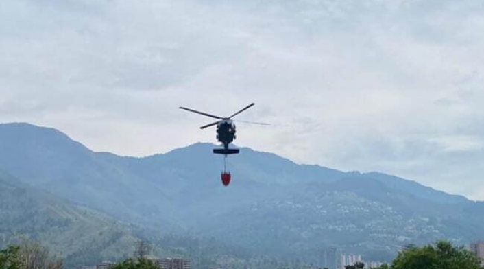 El sistema bambi bucket del helicóptero de la Fuerza Aérea se desprendió.