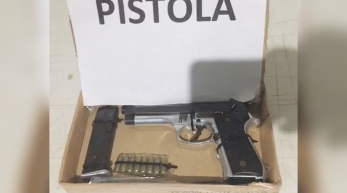 La adolescente se presentó con un arma de fuego.