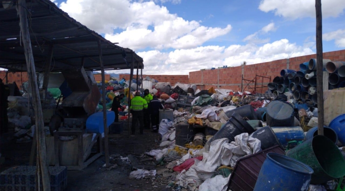 Empresa de reciclaje suspendida en actividades por daños ambientales.