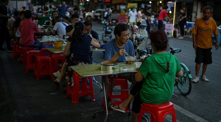 En el epicentro de la pandemia, los habitantes de Wuhan abandonan el tapabocas