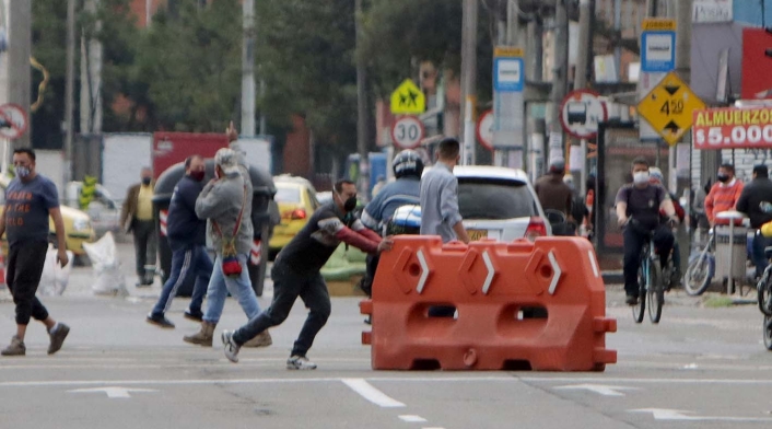 Comerciantes bloquean Avenida Primero de Mayo / Protestas por cuarentena sectorizada