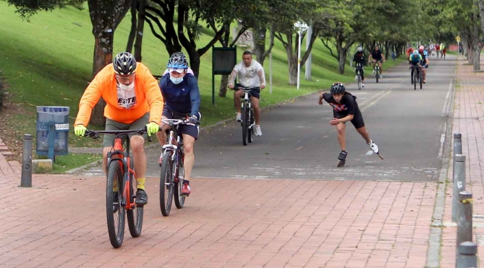 Deportistas con tapabocas en parques de Bogotá Deportistas con tapabocas en parques de Bogotá