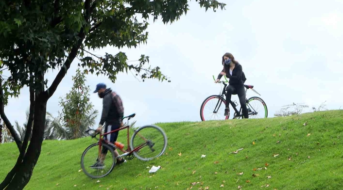 Nueva normalidad en Bogotá / Deportistas con tapabocas en parques de Bogotá