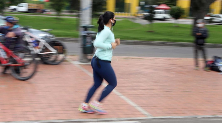 Nueva normalidad en Bogotá / Deportistas con tapabocas en parques de Bogotá