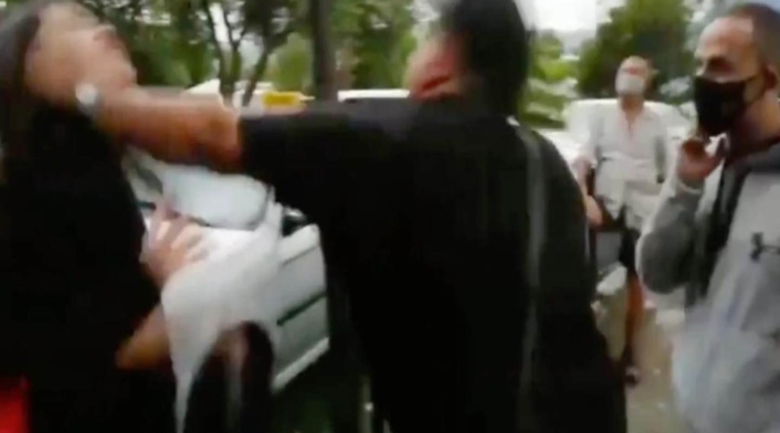 Inadaptado golpeó en el rostro a una mujer en medio de una marcha